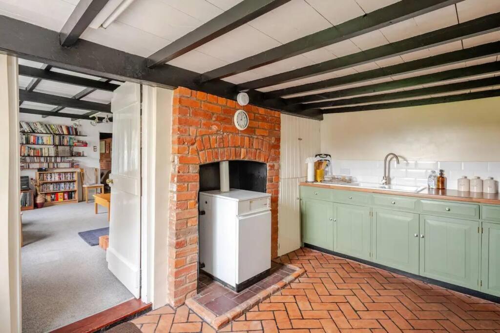 Cozy One-Bedroom Cottage In Great Tey Екстериор снимка