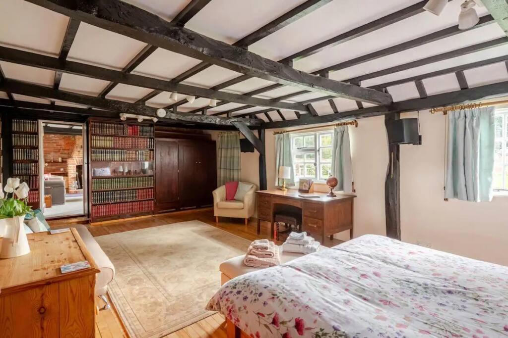 Cozy One-Bedroom Cottage In Great Tey Екстериор снимка