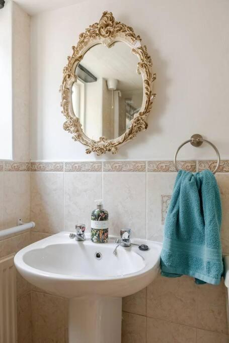 Cozy One-Bedroom Cottage In Great Tey Екстериор снимка
