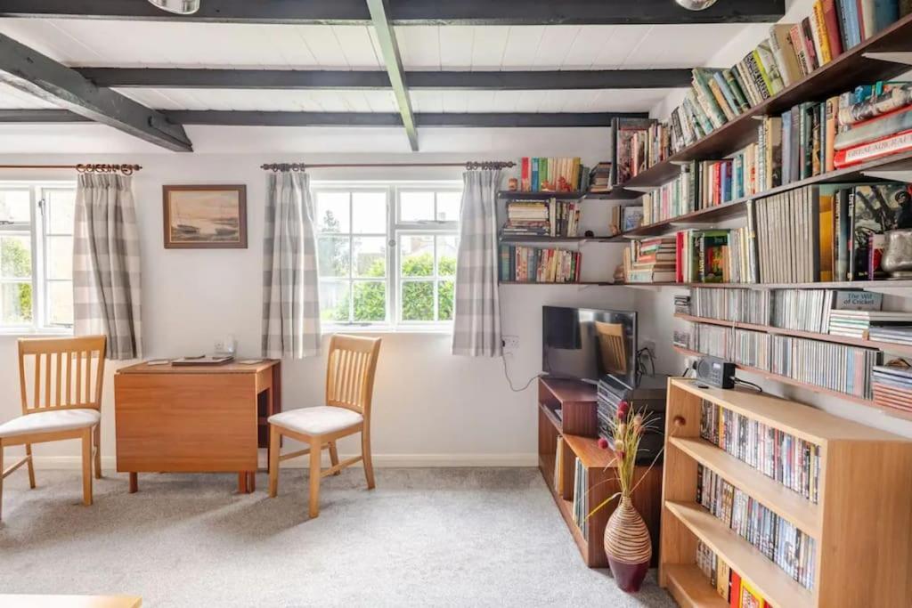 Cozy One-Bedroom Cottage In Great Tey Екстериор снимка