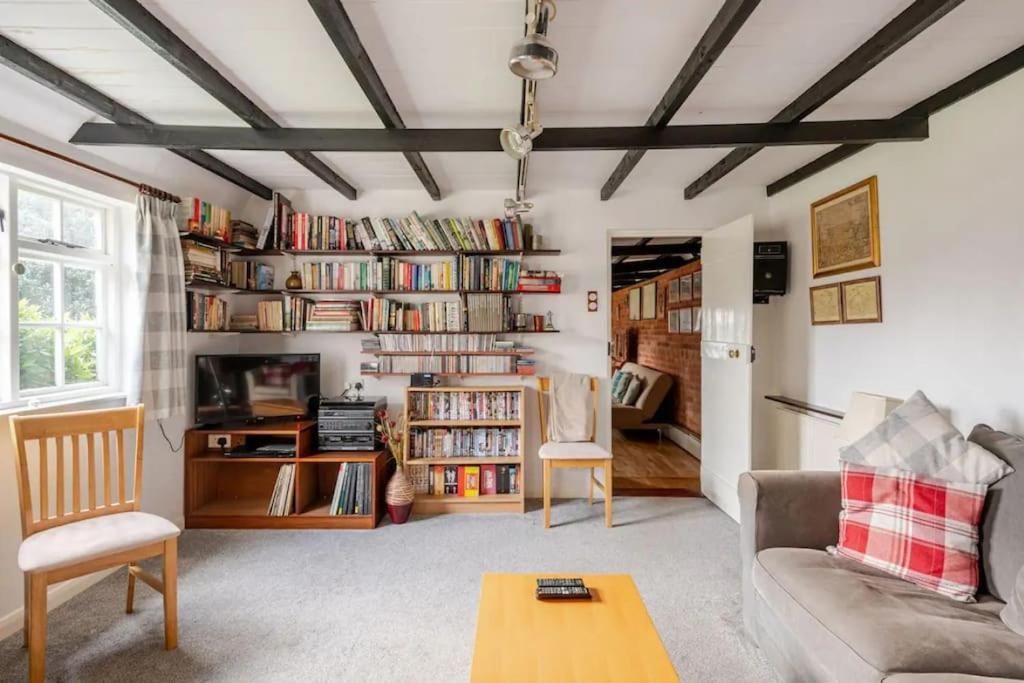 Cozy One-Bedroom Cottage In Great Tey Екстериор снимка